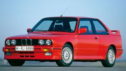 Описание BMW 3-й серии с кузовным индексом Е30 выпускалась с 1982 и по 1990, а некоторые модели продержались до 1994 пока не были полностью заменены следующим поколением БМВ Е36