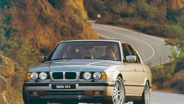 Информация о BMW 5-й серии в кузове Е34, 3 поколение: 518i / 520i / 525i(X) / 525td(s) / 530i / 535i / 540i/M5 выпускалась с 1988 по 1996 год была заменена следующим поколением БМВ Е39