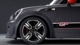 mini-john_cooper_works_gp_2013_1024x768_wallp